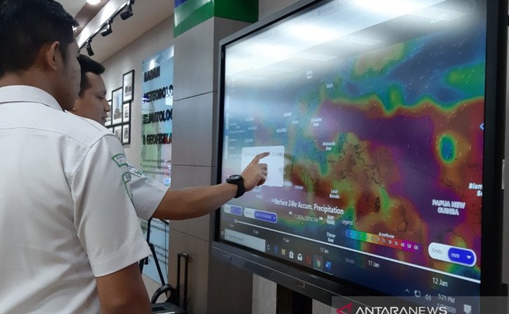 Arsip-Pegawai BMKG menunjukkan prediksi cuaca pada sebuah layar di Kantor BMKG, Jakarta, Selasa (14/1/2020). (ANTARA/Katriana)
