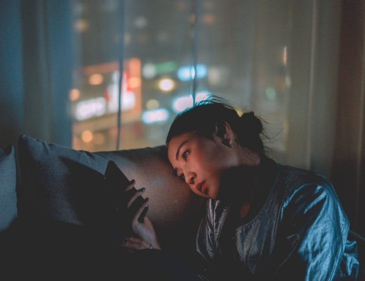 Bermain hp sebelum tidur bisa menyebabkan merasa capek seharian (Foto: pexels/mikoto)
