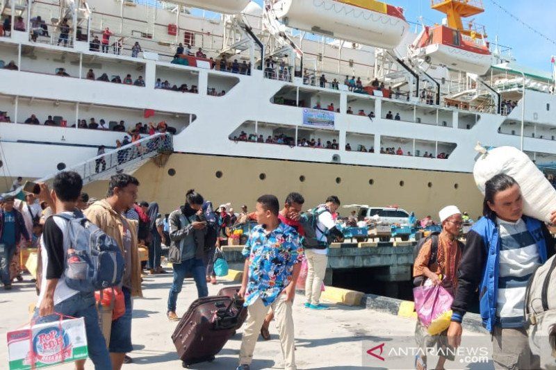  Para penumpang arus mudik libur natal dan tahun baru yang turun maupun naik di pelabuhan Pelabuhan Pantoloan Kota Palu, Sulawesi Tengah, Kamis (26/12/2019).(ANTARA/HO-Hakir).
