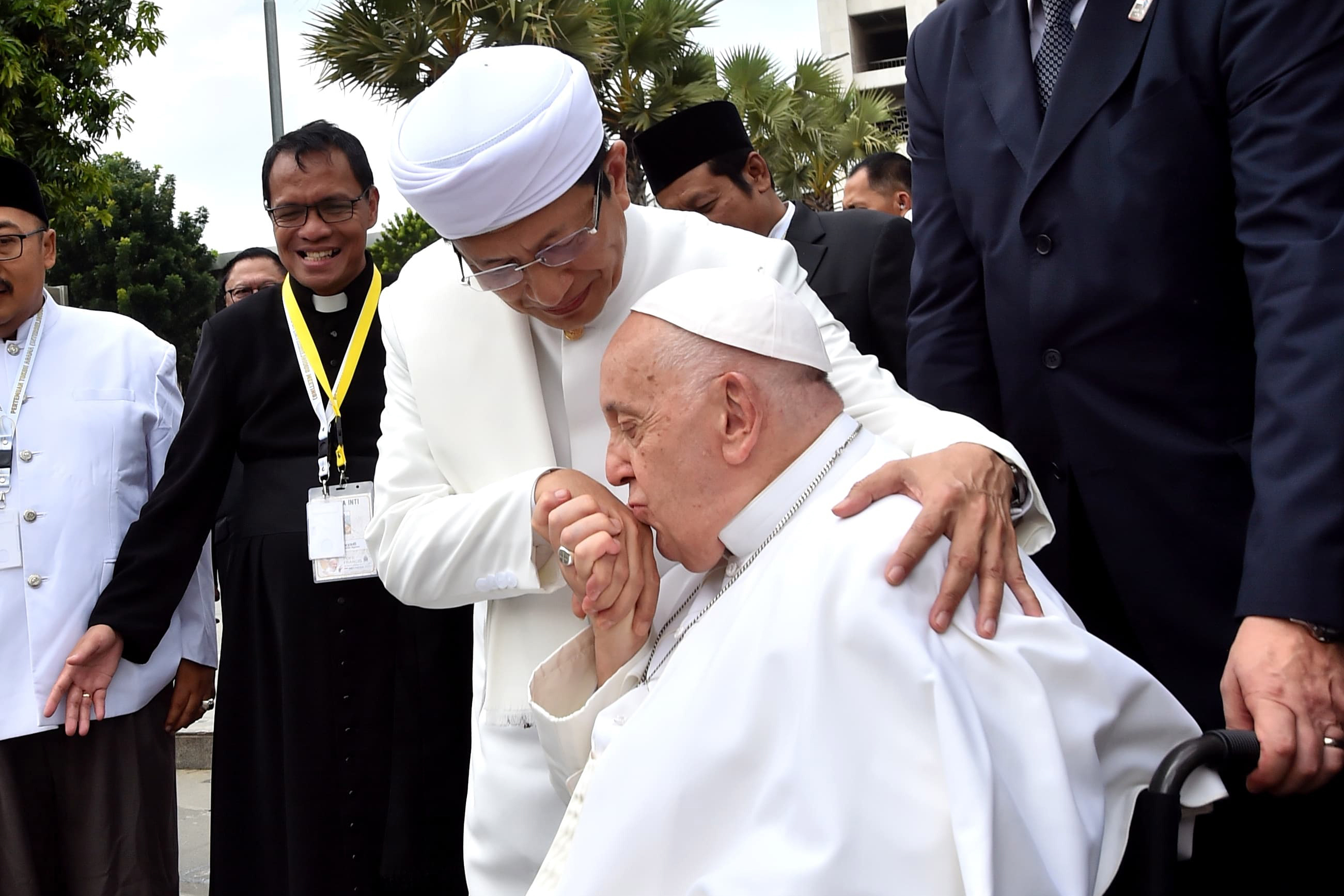 Kenangan Kedekatan Menag Nasaruddin Umar dan Paus Fransiskus: Ciuman Kening dan Deklarasi Istiqlal