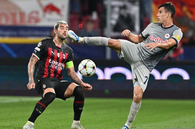 Bek AC Milan Theo Hernandez (kiri) sedang berduel dengan gelandang Salzburg Nicolas Capaldo dalam pertandingan Liga Champions Grup E pada 7 September 2022. ANTARA/AFP/JOE KLAMAR