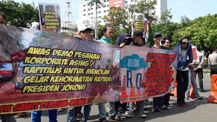 Ratusan massa berunjuk rasa di depan Istana Negara, Jakarta Pusat, Jumat (14/12). (Foto: Dok. Pribadi)