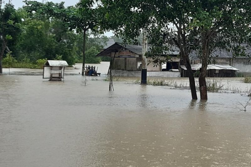 Banjir Surut, Warga Desa Aliantan di Rokan Hulu Tetap Waspada