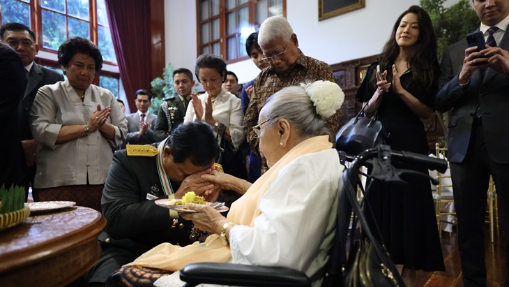 Usai Dianugerahi Jenderal Bintang 4, Prabowo Sungkem ke Sukartini Djojohadikusumo