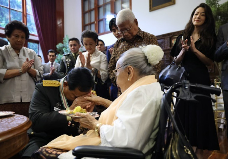 Usai Dianugerahi Jenderal Bintang 4, Prabowo Sungkem ke Sukartini Djojohadikusumo