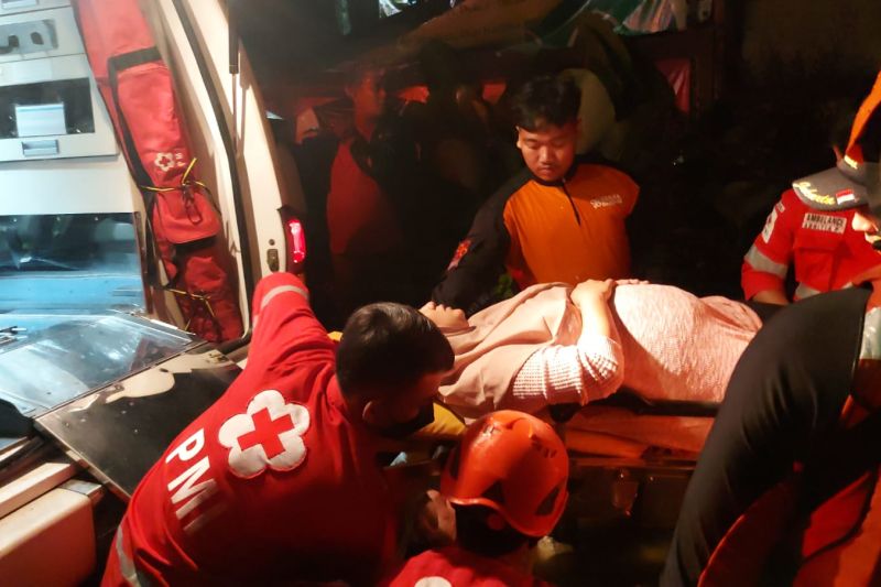 Terjebak Banjir, PMI Evakuasi Ibu Hamil yang Mau Melahirkan di Tangerang