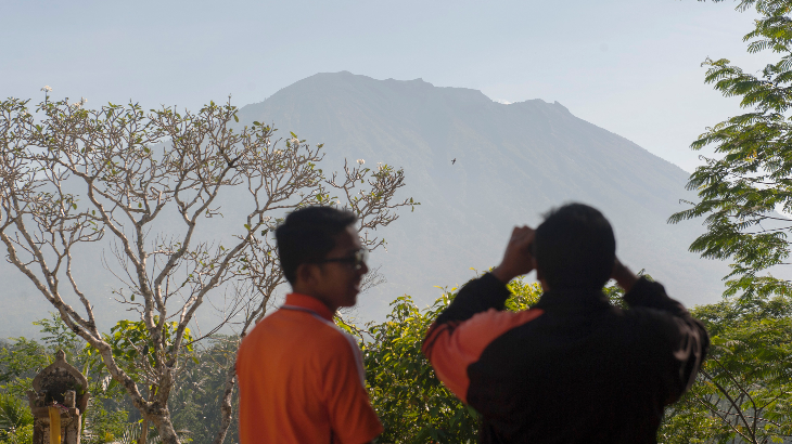 Petugas melakukan pengamatan terhadap Gunung Agung di Bali (ANTARA FOTO/Nyoman Budhiana)