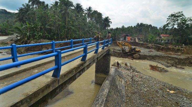 Jembatan Titi Dua Ambruk, Jalur Sicanang-Medan Lumpuh