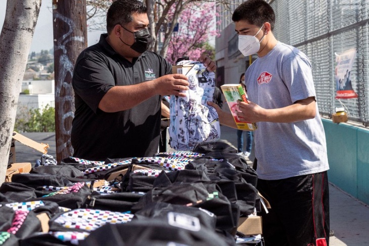 Pelajar diberikan laptop dan tas Vans. (Foto Hypebeast)