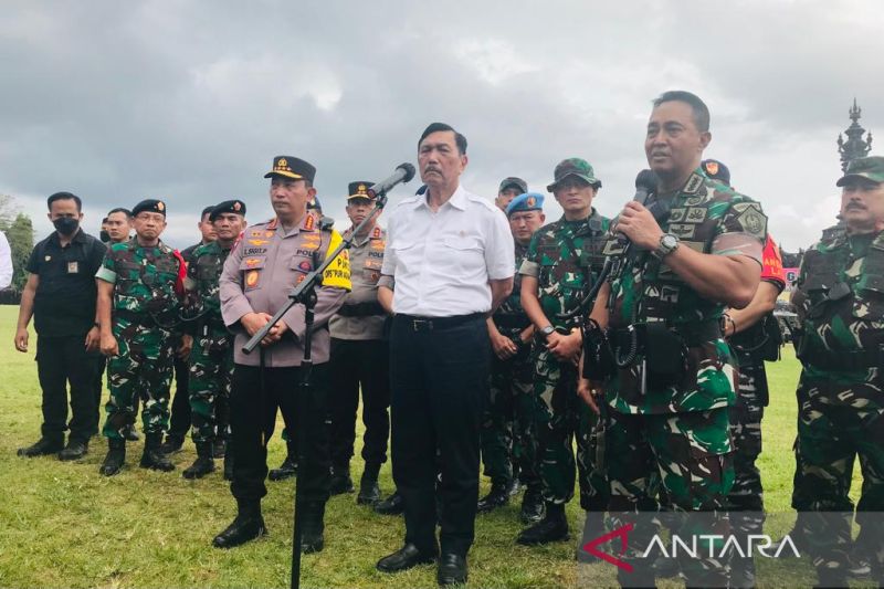 Jenderal TNI Andika Perkasa (kanan) didampingi Menkomarves Luhut Binsar Panjaitan (tengah) dan Kapolri Jenderal Polisi Listyo Sigit Prabowo memberikan keterangan pers terkait persiapan TNI dalam mengamankan perhelatan puncak Konferensi Tingkat Tinggi G20 di Lapangan Niti Mandala Renon, Denpasar, Bali, Senin (7/11/2022). ANTARA/Rolandus Nampu