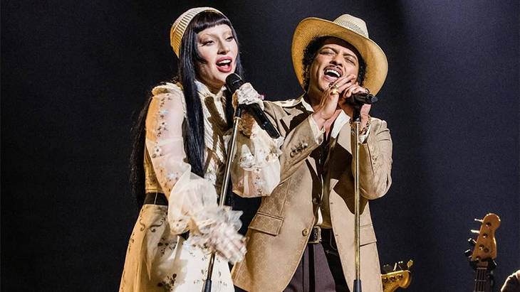 Tampil Bareng Bruno Mars di Panggung Grammy 2025, Lady Gaga Beri Cinta untuk LA lewat ‘California Dreamin’ dan Sebuah Video Musik Baru