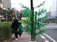 Pohon Plastik di Trotoar Jalan MH Thamrin Jakarta Ternyata Tak Berumur Panjang 