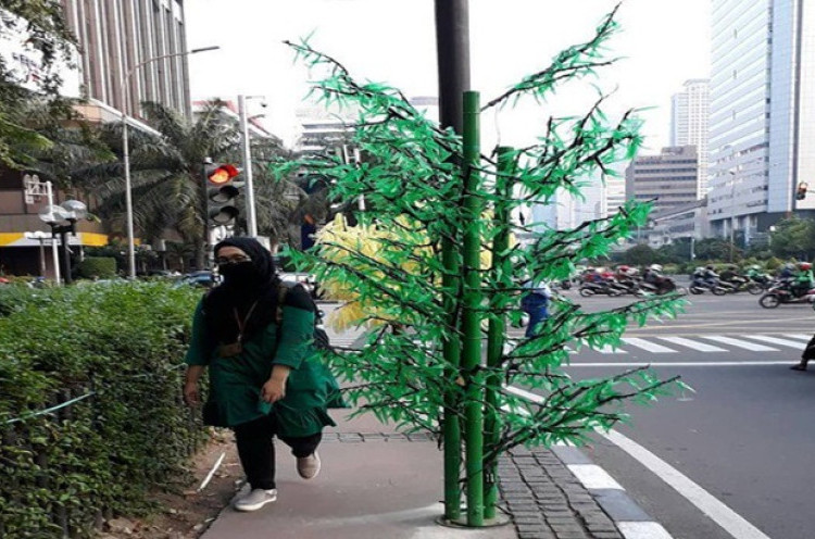 Pohon Plastik di Trotoar Jalan MH Thamrin Jakarta Ternyata Tak Berumur Panjang 