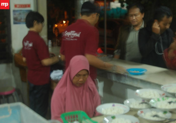 Mulai Februari, Warung Sop Merah Bu Asih Buka Jam 10 Pagi