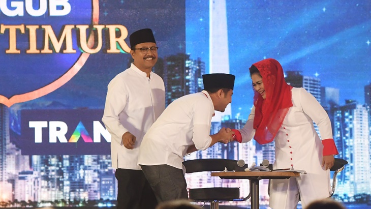 Calon Gubernur Saifullah Yusuf (kiri) menyaksikan calon Wakil Gubernur Puti Guntur Soekarno (kanan). (ANTARA FOTO/Zabur Karuru)