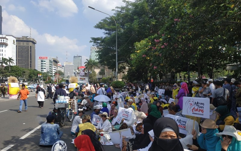 Massa berunjuk rasa di area Patung Kuda guna mengawal sidang sengketa Pilpres di MK
