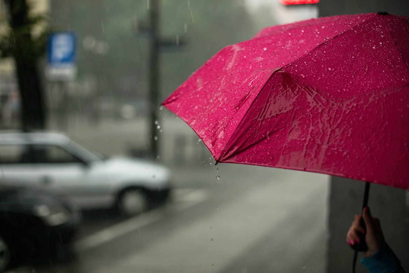 Jangan anggap remeh meskipun hanya gerimis. (Foto: Unsplash/Erik Witsoe)