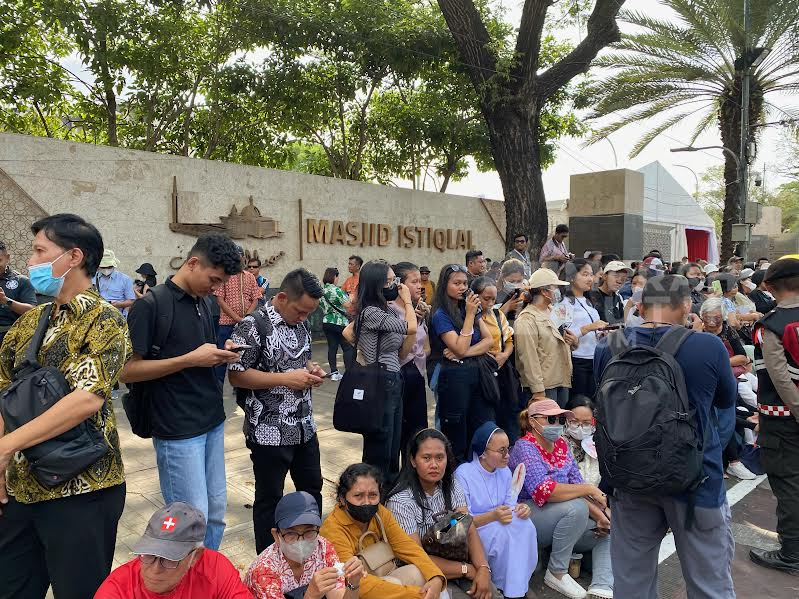 Cerita Umat Datang dari Singapura hingga Tak Bisa Tidur Jelang Bertemu Paus di Katedral