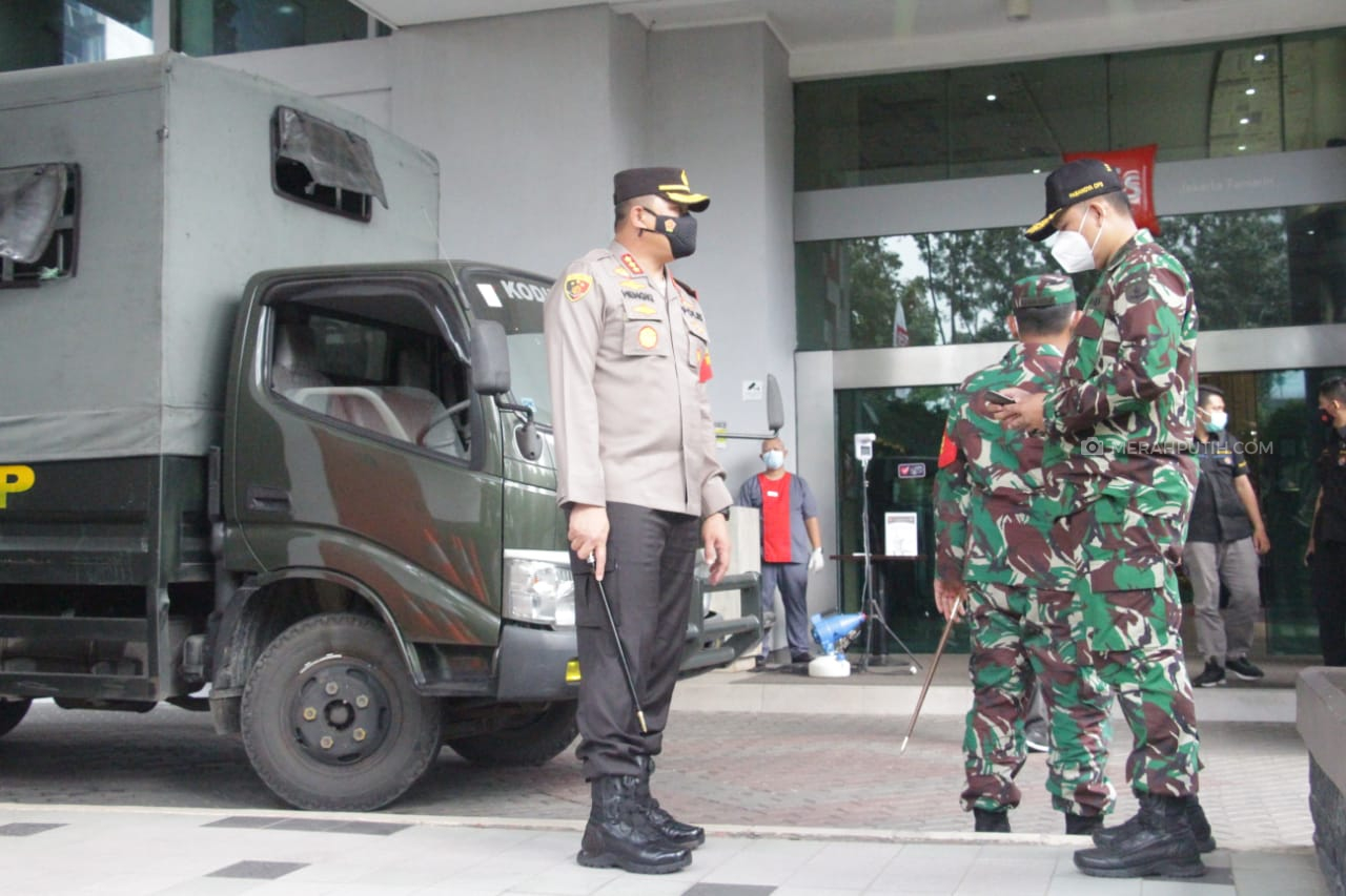 TNI dan Polri melakukan pengamanan di tempat warga negara India yang berada di salah satu hotel di kawasan Menteng, Jakarta Pusat. (Foto: MP/Kanugrahan)