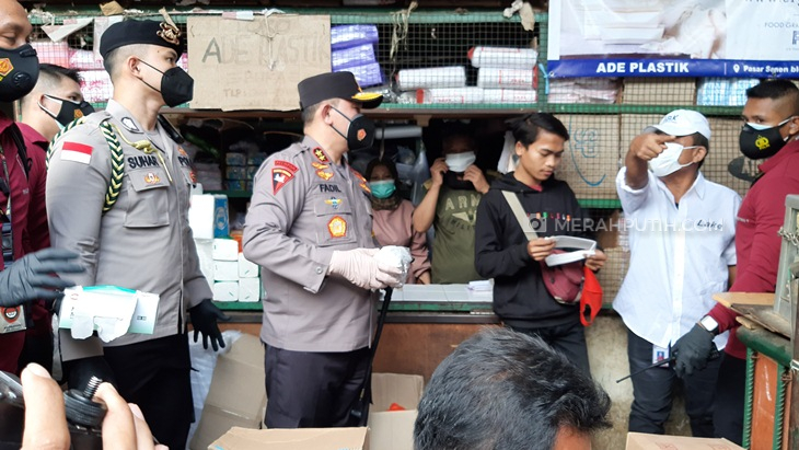 Kapolda Metro Jaya Irjen Fadil Imran melakukan sidak penerapan protokol kesehatan di Pasar Senen, Jakarta Pusat. (Foto: MP/Kanugrahan)