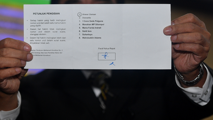 Petugas menunjukkan surat suara saat pemilihan Ketua Mahkamah Konstitusi (MK) periode 2018-2020 di gedung MK, Jakarta, Senin (2/4). Dalam rapat tersebut Anwar Usman terpilih secara voting sebagai Ketua MK periode 2018-2020. ANTARA FOTO/Sigid Kurniawan/kye/18.