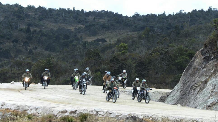 Presiden Joko Widodo berserta rombongan menyusuri jalan sepanjang 7 Km Trans Papua ruas Wamena-Mamugu 1. (Foto: Biro Pers Setpre/Kris)