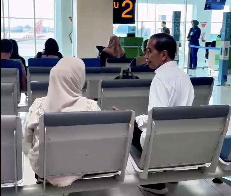 Jokowi Unggah Momen Menunggu dan ‘Boarding’ Pesawat Komersil Menuju Jakarta
