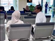Jokowi Unggah Momen Menunggu dan ‘Boarding’ Pesawat Komersil Menuju Jakarta
