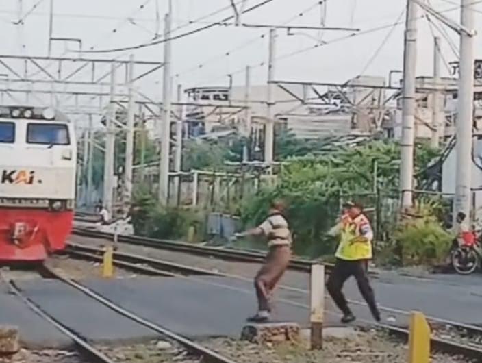 Viral Lansia Nyaris Tertabrak di Pasar Senen, Begini Respons KAI