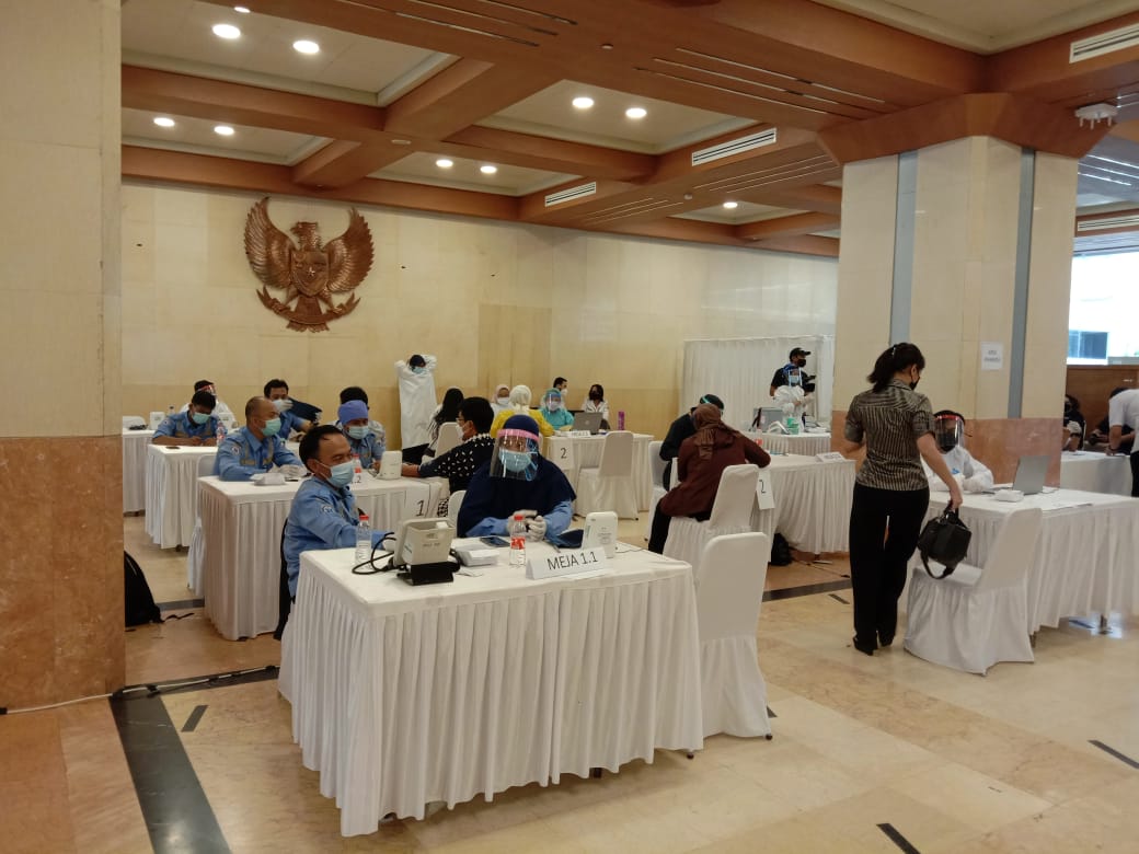 kegiatan vaksinasi COVID-19 bagi awak media di gedung Blok G Balai Kota DKI, Jakarta Pusat, Rabu (24/3). Foto: MP/Asropih
