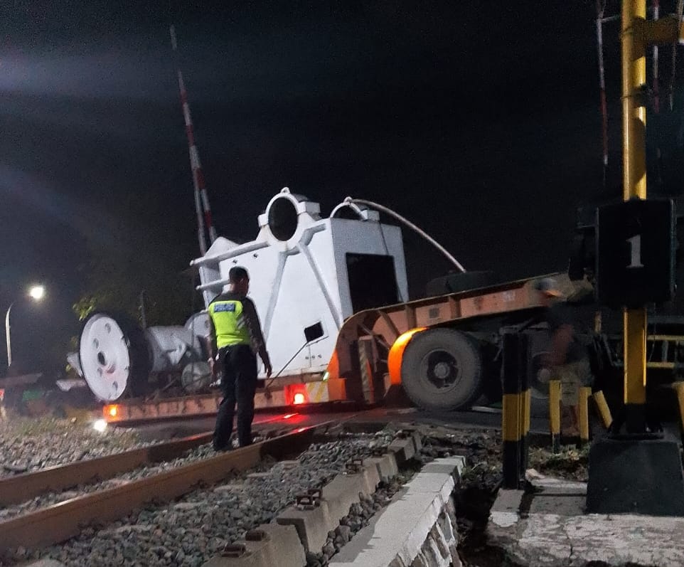 Truk Trailer Nyangkut di Rel KA, Perjalanan 4 Kereta Lintas Utara Terganggu