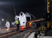 Truk Trailer Nyangkut di Rel KA, Perjalanan 4 Kereta Lintas Utara Terganggu