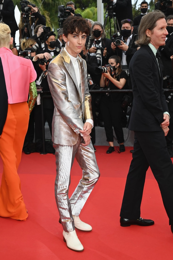 Gaya pakaian Timothee jadi yang terbaik di Red Carpet. (Foto: PopSugar)