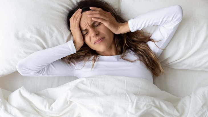 Migrain dapat diatasi dengan masker tidur. (Foto: terrycralle.com)