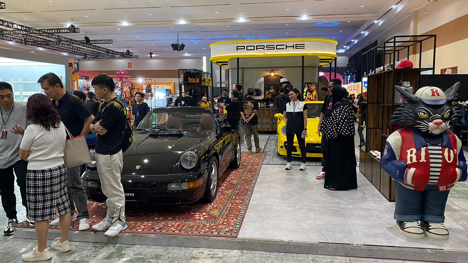 Ada sneakers langka hingga Porsche klasik. (Foto: merahputih.com/Andrew Francois)