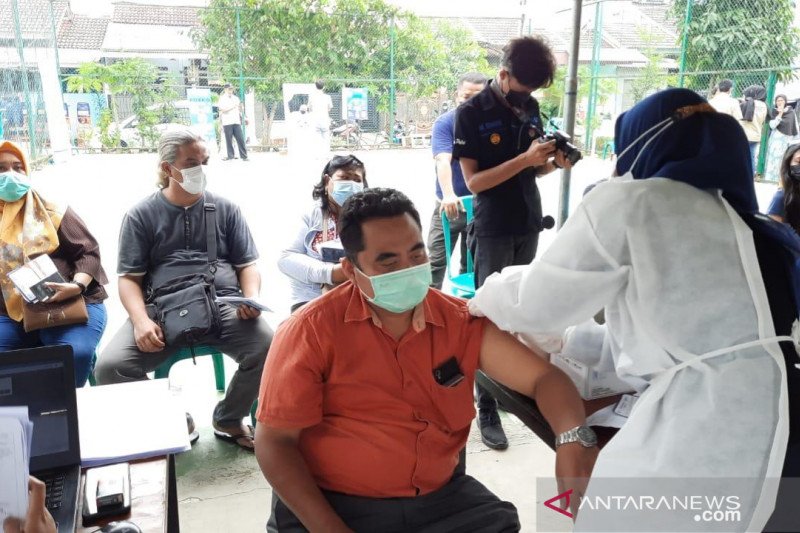 Vaksinasi massal terhadap 150 warga Perumahan Graha Asri Desa Jatireja, Kecamatan Cikarang Timur, Kabupaten Bekasi, Senin (14/6/2021). (FOTO ANTARA/Pradita Kurniawan Syah).
