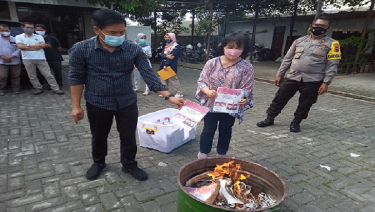 KPU Solo, Jawa Tengah melakulan pemusnahan kertas suara kedua paslon Pilwakot Solo, Selasa (8/12). (MP/Ismail)