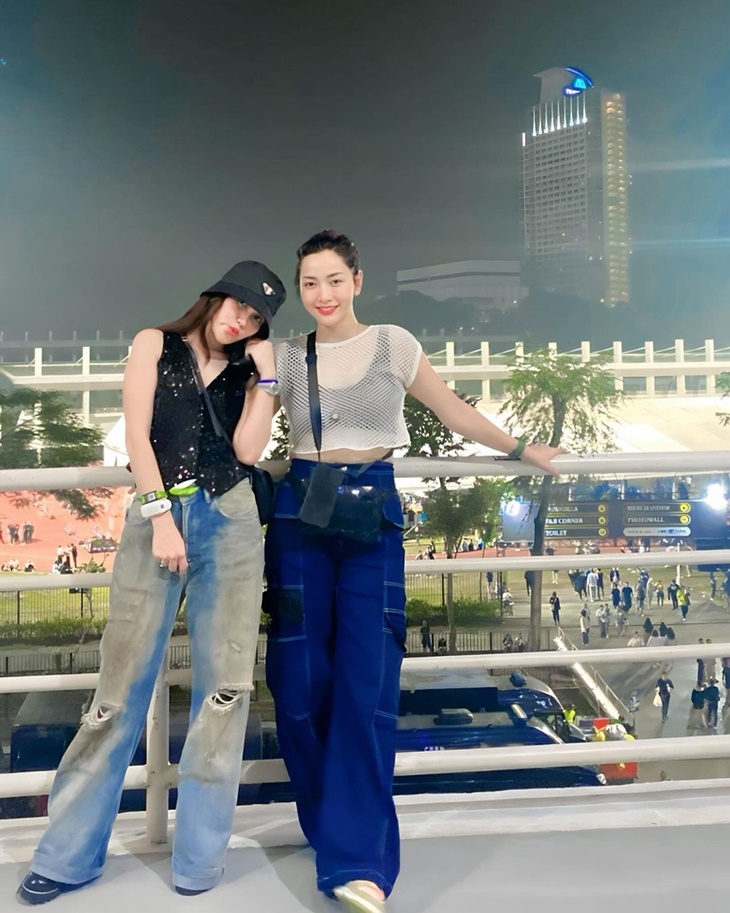 Outfit Selebritas Tanah Air Saat Nonton Konser Coldplay