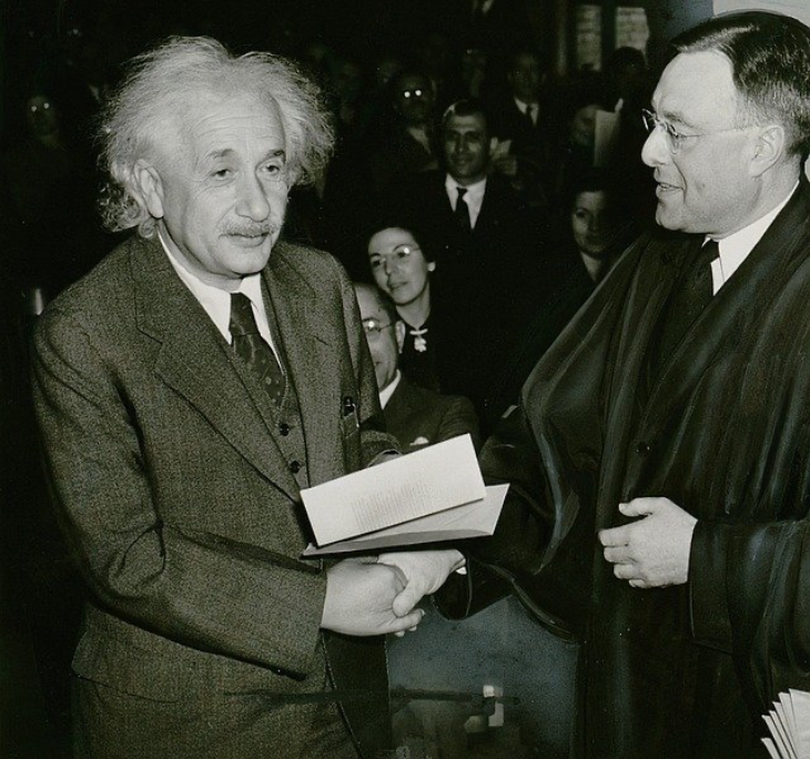 Kertas Coretan Teori Relativitas Albert Einstein Terjual Rp 176 Miliar