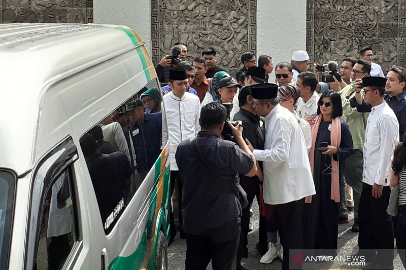 Presiden ke-6 RI Susilo Bambang Yudhoyono menerima ucapan belasungkawa dari kerabat yang ikut mengantar jenazah Ibu Negara Ani Yudhoyono saat akan dimandikan di KBRI Singapura, Sabtu (1/6/2019). Ani Yudhoyono tutup usia karena kanker darah saat menjalani perawatan di Singapura. ANTARA FOTO/Nita Naim/WPA/ama.	
