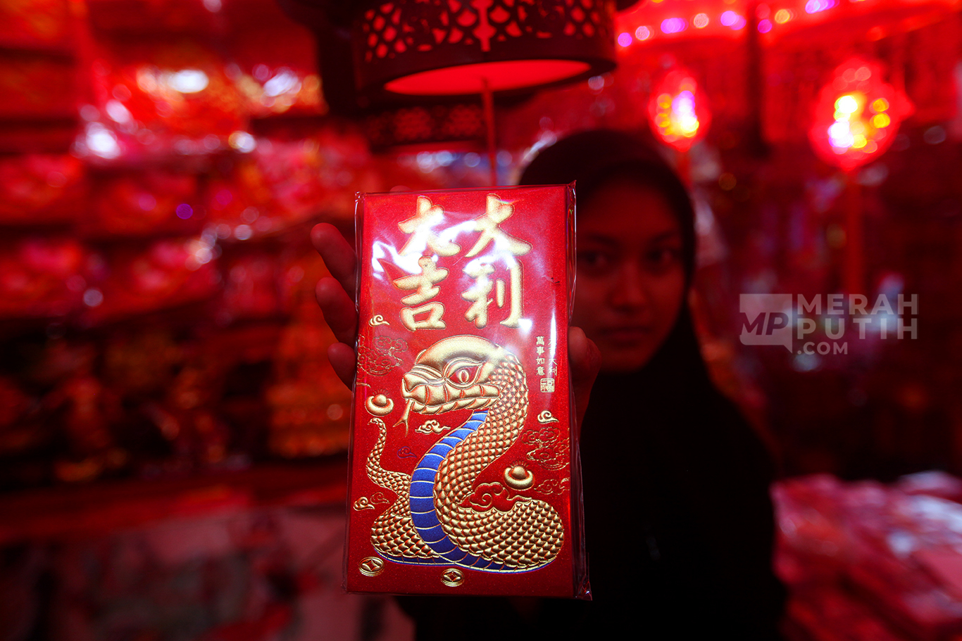 Mengintip Penjualan Angpau Ular Kayu Jelang Perayaan Imlek 2025 di Pecinan Glodok 