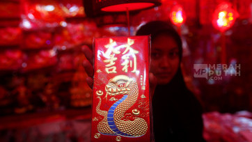 Mengintip Penjualan Angpau Ular Kayu Jelang Perayaan Imlek 2025 di Pecinan Glodok 