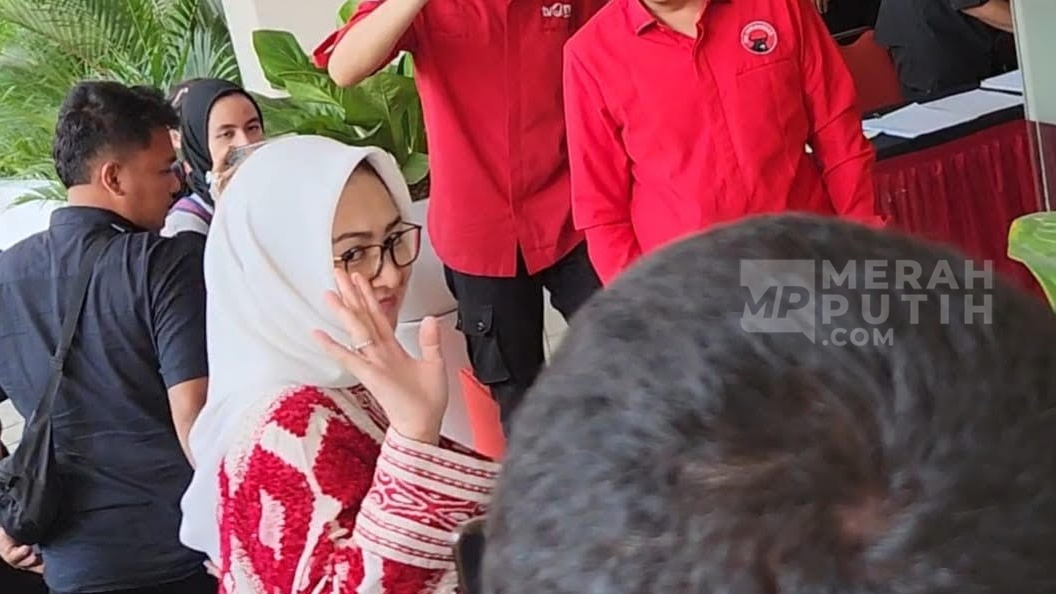 Airin Tiba di Kandang Banteng Pakai Baju Merah