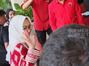 Airin Tiba di Kandang Banteng Pakai Baju Merah