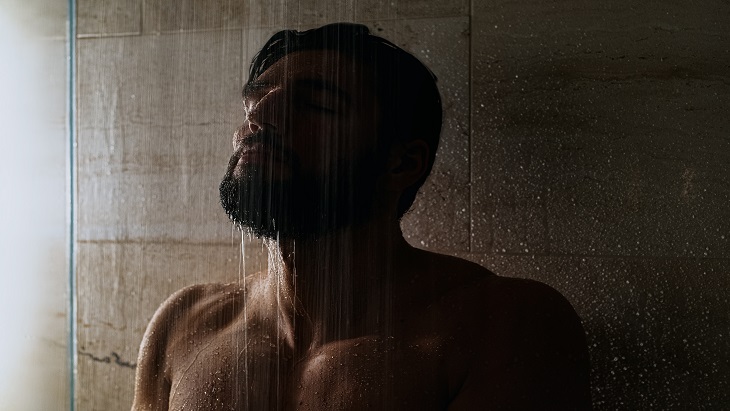 Mungkinkah Tersambar Petir saat Sedang Mandi?