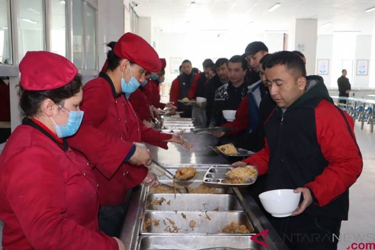 Para peserta didik kamp pendidikan vokasi etnis Uighur di Kota Kashgar, Daerah Otonomi Xinjiang, Cina, antre makan siang di kantin saat jam istirahat, Jumat (3/1/2019). Kamp pendidikan tersebut disoroti PBB dan dunia Barat karena dianggap sebagai pola deradikalisasi yang melanggar HAM, namun Cina menyangkal karena para peserta didik diajari berbagai keterampilan. ANTARA FOTO/M. Irfan Ilmie/ama.