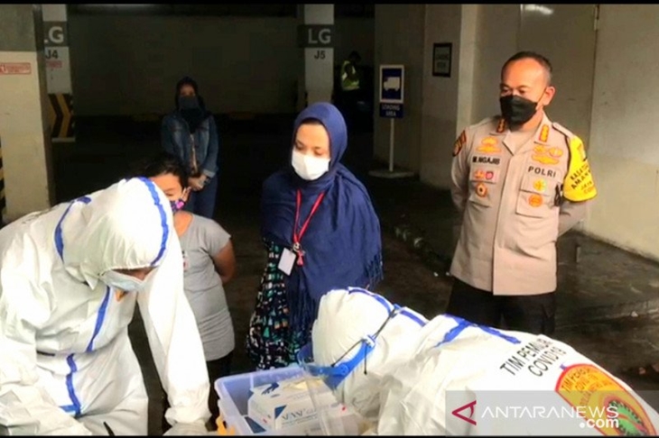 Tim Pemburu COVID-19 Polda Metro Jaya dan petugas medis Dinas Kesehatan DKI Jakarta menggelar tes cepat terhadap penghuni Apartemen Basura Tower Jasmine, Cipinang Besar, Jakarta Timur, Selasa (22/12/2020). (ANTARA/HO-Polda Metro Jaya)