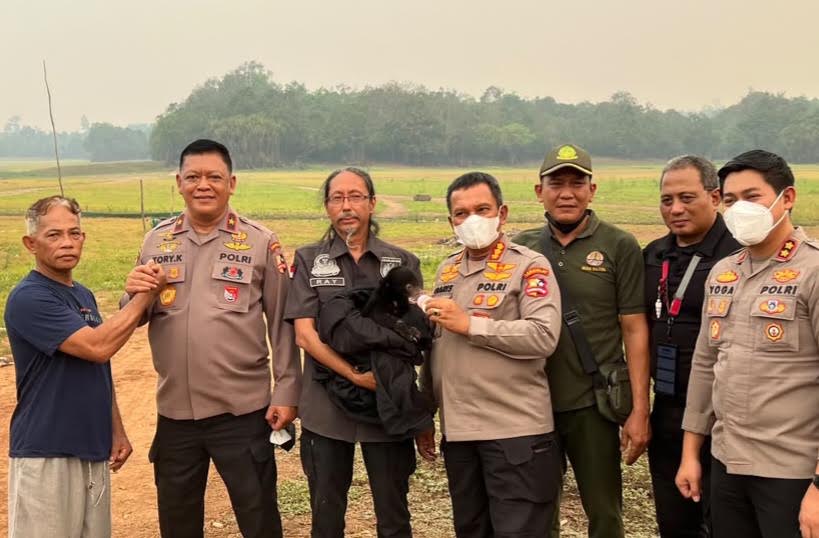 Aksi Heroik Polri Selamatkan Anak Beruang Madu dari Kepungan Karhutla Kalteng, Bertaruh Nyawa di Tengah Asap