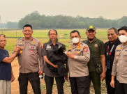 Aksi Heroik Polri Selamatkan Anak Beruang Madu dari Kepungan Karhutla Kalteng, Bertaruh Nyawa di Tengah Asap