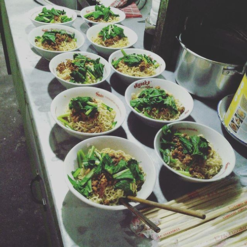 Mie Bangka yang disajikan dalam mangku siap dinikmati para pelanggan. (Instagram/bakmibangkafeihung)